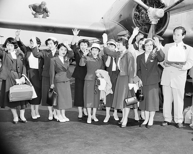 21. Hiroshima'dan sağ çıkan 10 Japon kadın, tedavi sürecinde girdikleri ameliyattan sonra New York'ta fotoğrafçılara el sallıyor.