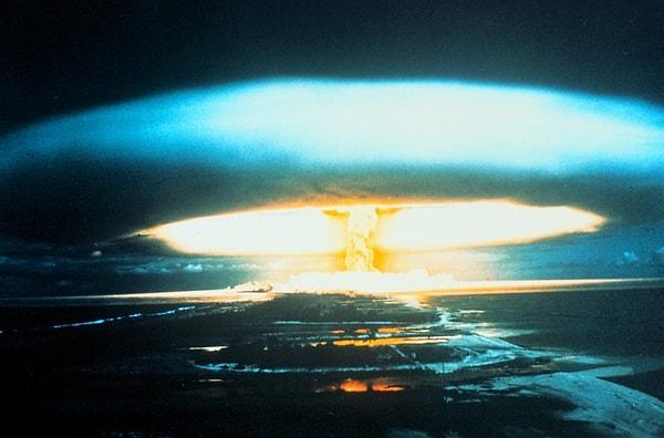 22. 15 megatonluk termonükleer bomba, Bikini Atoll üzerinde patlatılıyor. Test sonucunda nükleer atıkların beklenmedik şekilde bölge dışına sıçraması, beraberinde radyoaktif kirlilik üzerine araştırmaları getirdi.