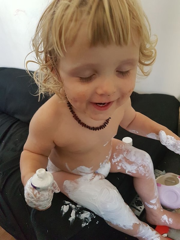 8. "Любит чистить свои зубы и... ноги"