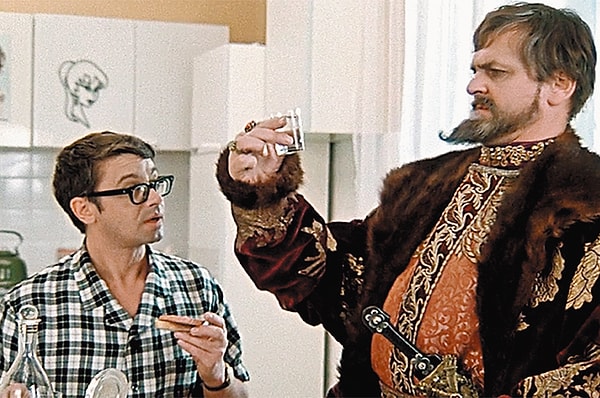 5. Из фильма вырезали сцену, в которой царь жарит в кухне Шурика котлеты.