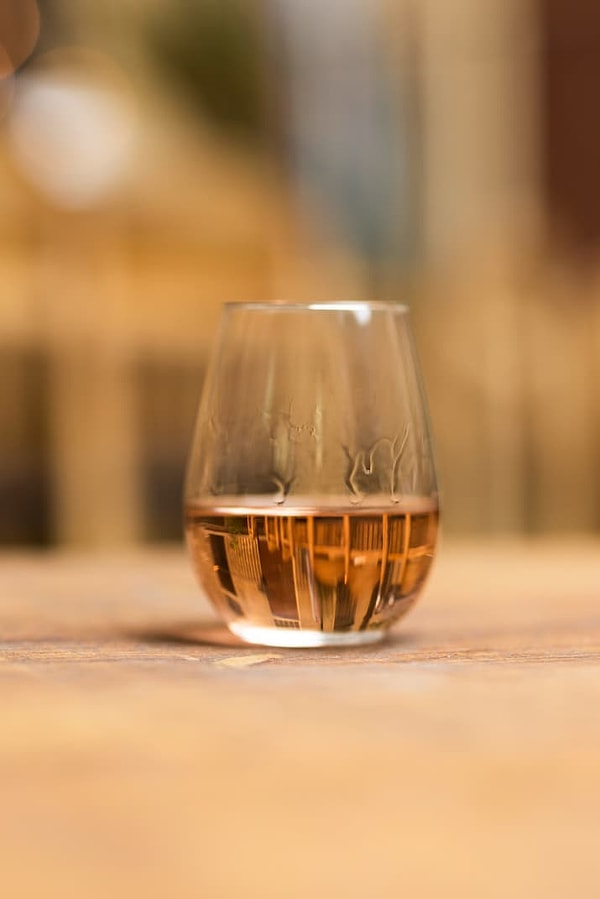 7. "Ноги" - это струйки вина, которые стекают по краям бокала после того, как вы его слегка раскрутили.