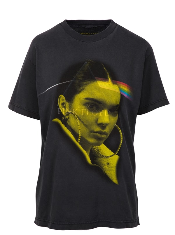 1. Вот так выглядят эти "винтажные" новомодные футболки от сестер Дженнер.