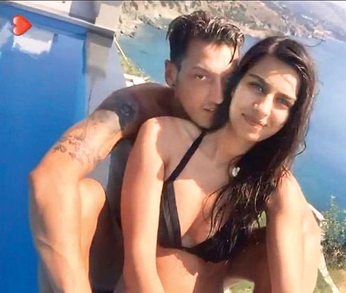 Türk asıllı Alman futbolcu Mesut Özil, sevgilisi Amine Gülşe ile birlikte Ibiza tatilinden görüntü paylaştı.