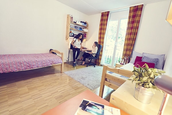 16. Общежитие состоит из комнат, в каждой из которых живёт по 2 человека. В последний год обучения студенту предоставляется отдельная комната.