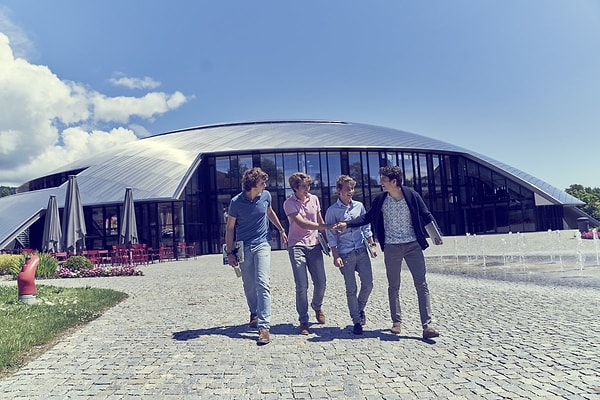 23. С 16:00 до 18:00 ученики занимаются искусствами и спортом. Здесь есть возможности играть в оркестре, петь в хоре, играть в театре, изучать искусство фотографии, танцевать, рисовать, а также изучать кулинарию.