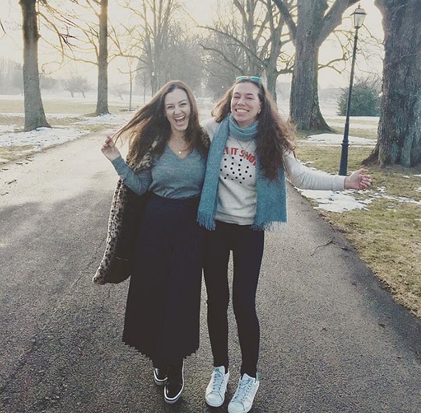 19. Что касается формы одежды на каждый день, студенты должны носить "удобную и подобающую одежду". Футболки и кофты должны быть заправлены в брюки, юбки должны быть"адекватной" длины, а майки - закрывать грудь и плечи.