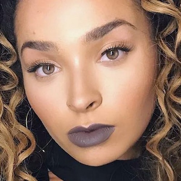 8. Если же вы всё-такие немного загорели, то просто доведите тон лица до идеала, замаскировав все покраснения и прыщики, тщательно прокрасьте ресницы тушью, а также оформите брови.