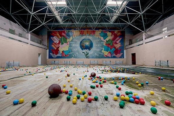 1. В 2013 году английский фотограф Ребекка Личфилд (Rebecca Litchfield) побывала в тринадцати странах бывшего социалистического лагеря, фотографируя заброшенные здания минувшей эпохи.