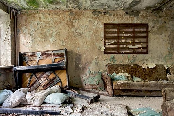 9. «На мой взгляд, эти места совсем не страшные; наоборот, я чувствую себя безопаснее в таких местах, нетронутых людьми, где царит лишь природа, нежели в по-настоящему суетливом, суматошном мире, в котором люди постоянно куда-то несутся в хаосе жизни. В заброшенных зданиях я расслабляюсь и отвлекаюсь от стрессов повседневной жизни», — делится своими чувствами Ребекка.