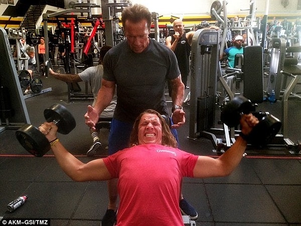 17. Они даже тренируются вместе! Кто, как не папа, может помогать сыночку поддерживать прекрасную форму...? 💪