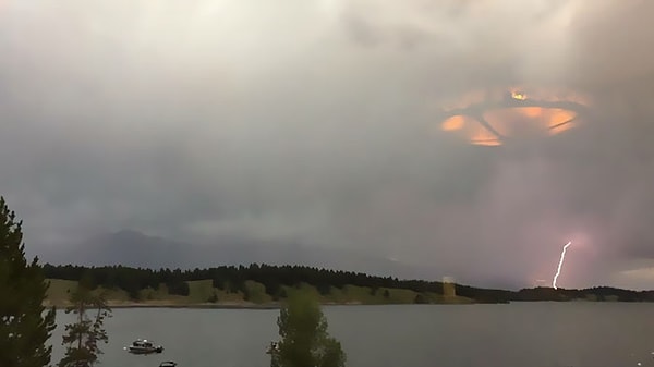 14. Отражение света внутри облаков, делает его похожим на НЛО