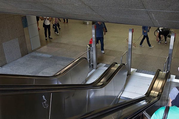 2. На удивление всем, он решил показать это на примере обычной станции метро