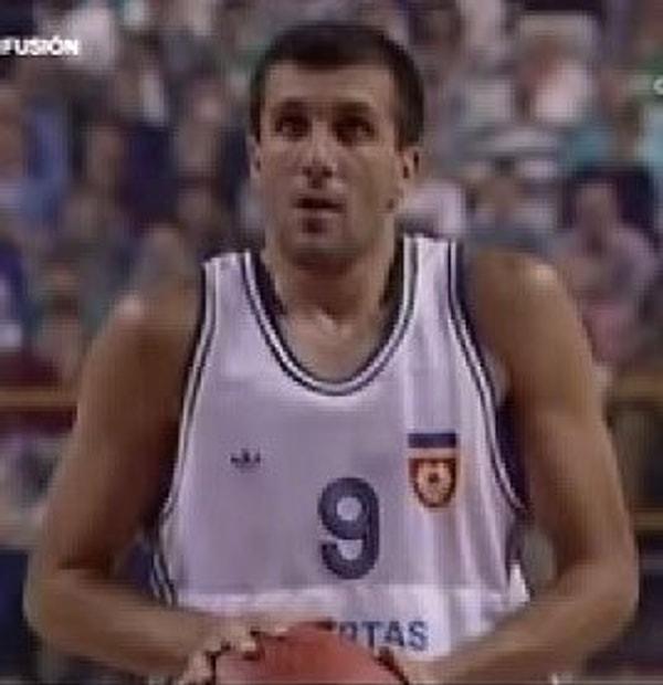 Obradovic, basketbol kariyerine Borac Cacak'ta başladı. 1980-1984 arası Borac Cacak'ta oyun kurucu mevkisinde oynadı