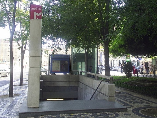 Вы просмотрели записи с камер и увидели человека, звонившего вам с телефона-автомата. После звонка он пошел в сторону метро...