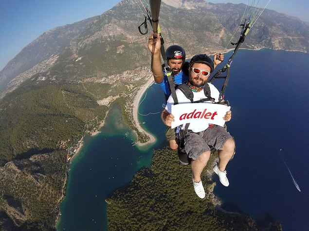 CHP Karesi İlçe Başkanı Onur Ayan deniz altından sonra bu kez de gökyüzünde "Adalet" eylemi gerçekleştirdi.