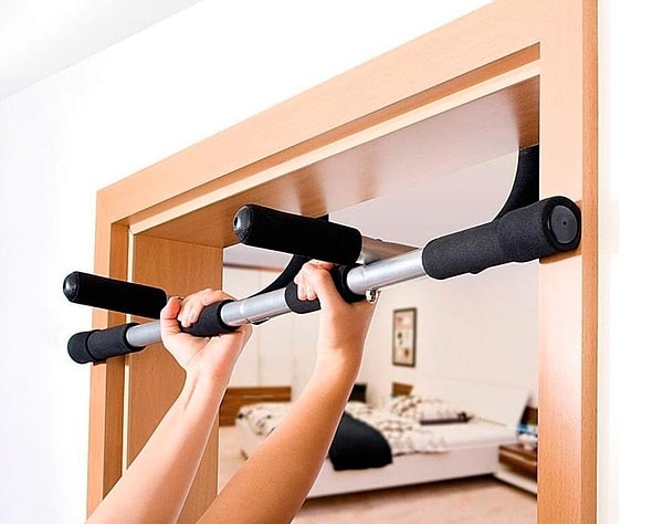 7. Повесьте дома турник и подтягивайтесь