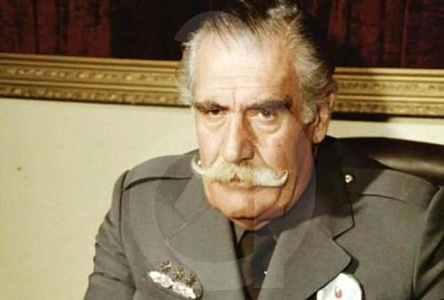 Karakola düşen kişilerin hep bir ağızdan konuşması sonrası komiser sinirlenip bağırır ve olayı anlatması için içlerinden sadece birini seçer.