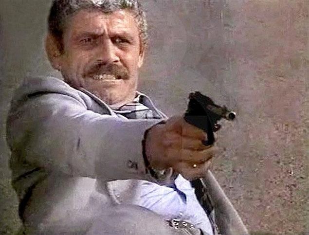 Elinde tabanca olan adam ile onun elindeki tabancayı almaya çalışan adam arasındaki boğuşma sırasında tabanca patlar.