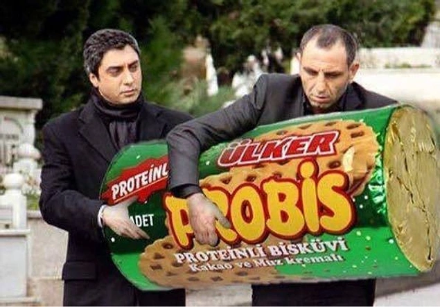 Markette sessiz sedasız durur rafında; Çokoprens mi, Probis mi derken elin ona gider illaki.