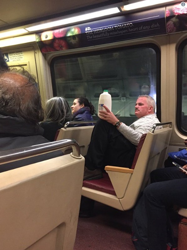 1. Только посмотрите, как этот мужчина любит молоко! 🍼