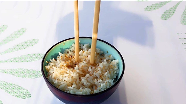 Olur da bir Çinli ile karşılıklı pilav yiyecek olursanız chopstickleri asla pilava dik bir şekilde saplamayın.