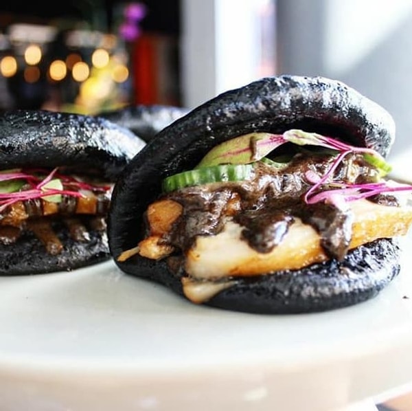 20. Чёрные бургеры с чернилами кальмаров