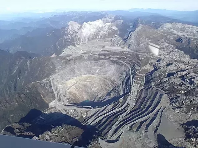 7. Indonesia, Puncak Jaya. Dünyanın en büyük altın madeni.