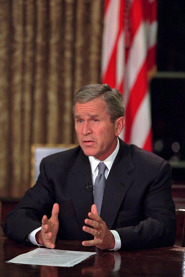 25. George Bush, televizyonlarda yayınlanan konuşmasını yaparken.