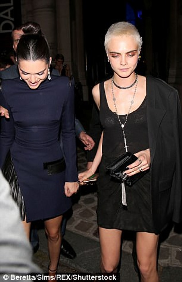Kendall pileli, gece mavisi bir mini tercih etmişti.