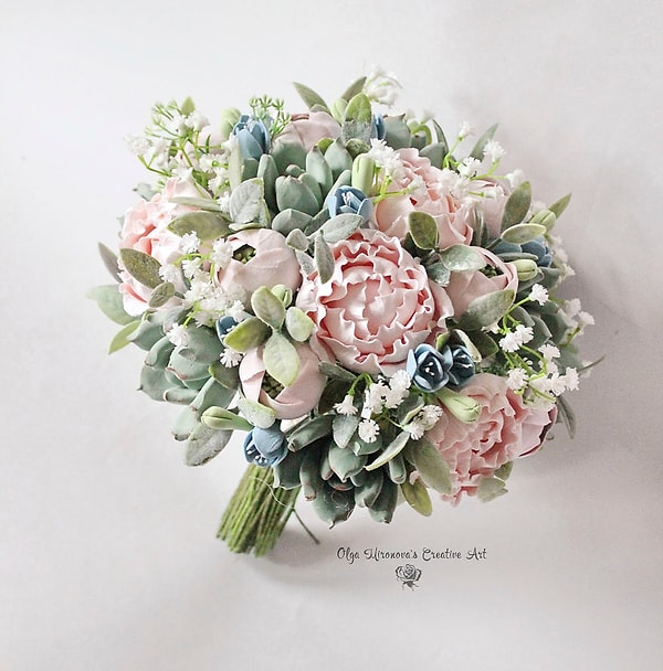 3. C самого детства она умела делать бижутерию, чуть позже - освоила искусство создания цветов из шелка, но ее истинная страсть - глина.