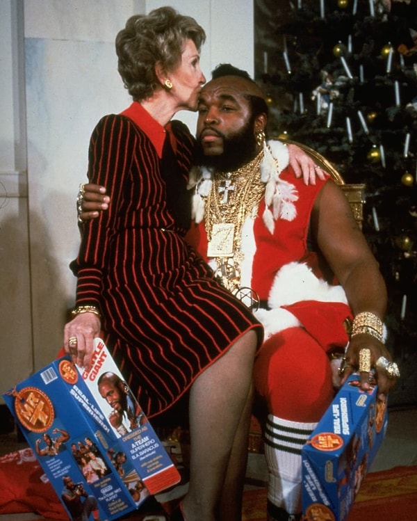 9. Жена американского президента Рональда Рейгана Нэнси Рейган целует актёра Мистера Ти в надежде, что он подарит ей на Рождество всё, что она хочет (1983 год)