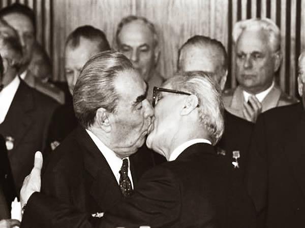 15. Erich Honecker ve Leonid Brezhnev'den, dünyanın en ünlü sosyalist dayanışma ve kardeşlik öpücüğü: