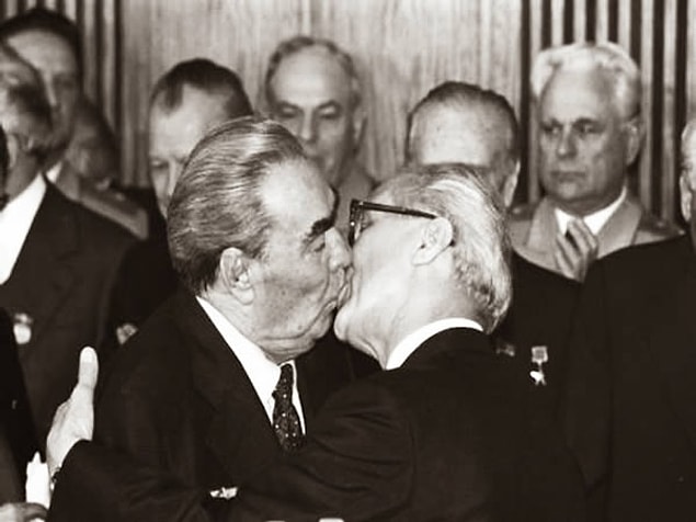 15. Erich Honecker ve Leonid Brezhnev'den, dünyanın en ünlü sosyalist dayanışma ve kardeşlik öpücüğü: