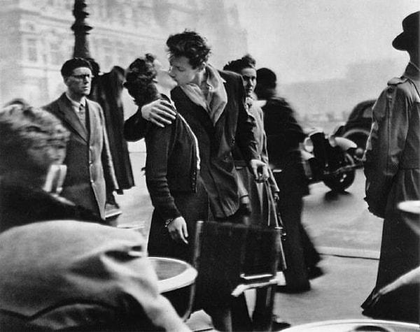 16. "Paris ve aşk" sembolü haline gelen Robert Doisneau'ya ait meşhur fotoğraf "Le baiser de l'hôtel de ville"