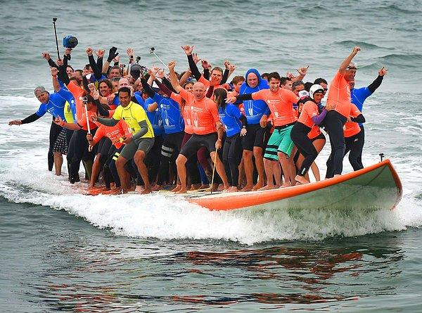3. 66 sörfçü tek bir sörf tahtası üzerinde, bir dalgayı aynı anda aşan en fazla sayıda sörfçü rekorunu kırarak Guinness Rekorlar Kitabı'na girmiş... 🤗
