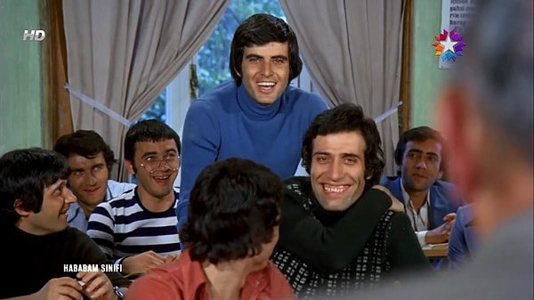 Porno xotin erini sevgilisini sorishga majbur qildi va keyin ikkalasini ham strapon bilan tortdi