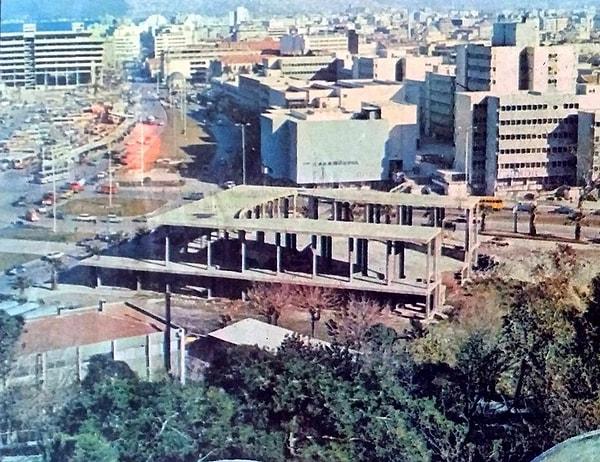 16. Terminal olarak inşa edilen ve hiç kullanılmadan yıkılan yapı, Konak, yıl 1978.