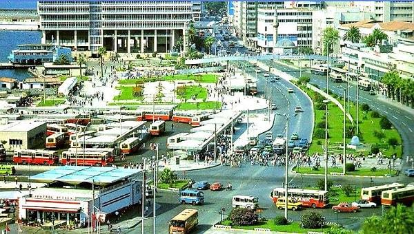 21. Belediyenin neredeyse içine giren iskelesi, benzin istasyonu, üst geçidi, otobüs duraklarıyla Konak, 1980'ler.