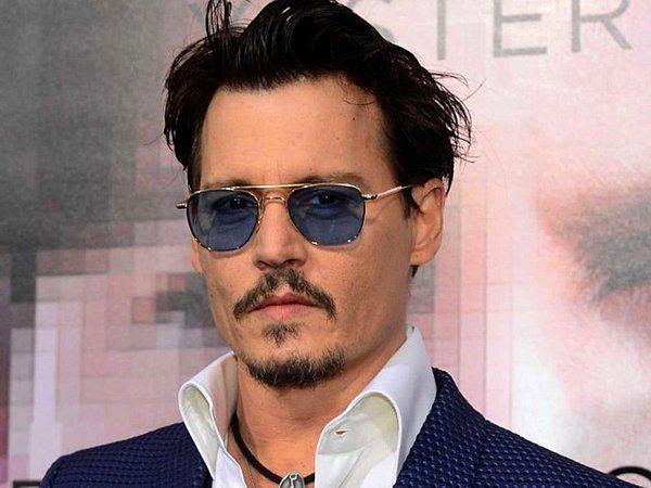 Oynadığı filmlerdeki eğlenceli karakterlerine rağmen, Johnny Depp de kırmızı halı törenlerinde ciddi bir duruş sergilemeyi seviyor.