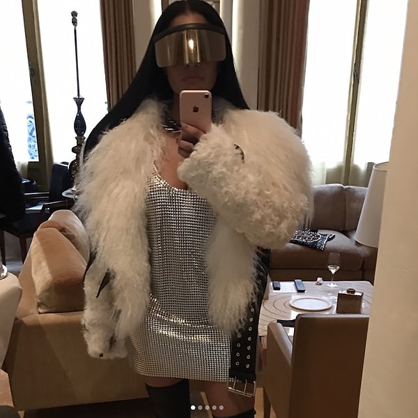 10. Даже не понятно, что в этом образе Ники Минаж самое странное... Пожалуй, ВСЁ!