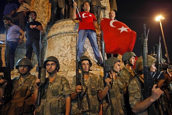 3. Protestocular ve askerler Taksim Meydanı'nda aynı karede...