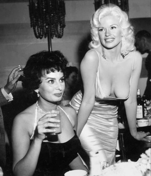 Sophia Loren ve Jayne Mansfield yemekte - "Manzarada İki Kadın" Edvard Munch, 1899