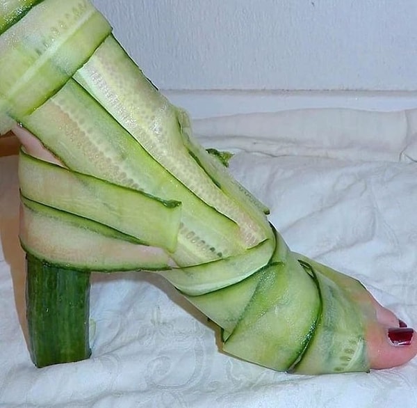 1. Быть может, огуречная маска для лица работает и с ногами, как думаете? 🥒