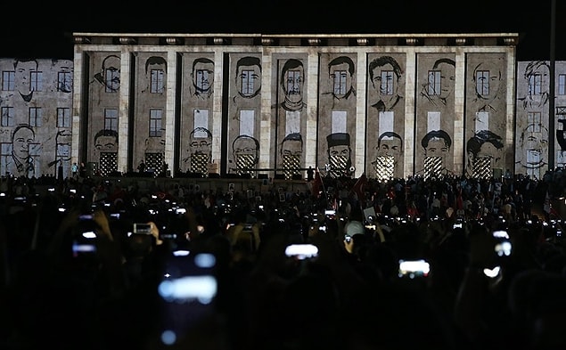 Fransız gazetesi Le Monde da web sitesinden 15 Temmuz anma törenlerine yer verdi. Gazete, "Başarısız darbe girişiminin ardından Türkiye hükümeti destanı kutluyor" başlığını attı.