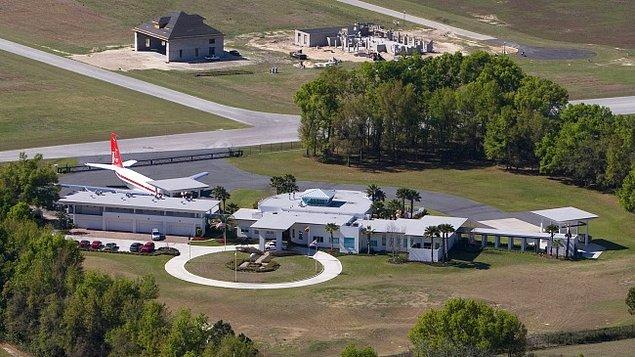 Tam bir uçak meraklısı olan John Travolta'nın evine uçakla direkt olarak pistten yanaşabiliyorsunuz.