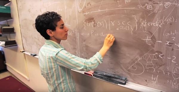 İlkokulun ardından üstün yetenekli kız öğrenciler için olan bir ortaokula başlamış. Ortaokuldaki matematik öğretmeni Mirzakhani'nin "matematiğe pek yeteneği olmadığı" kanaatindeymiş.
