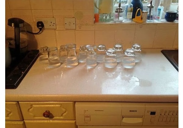 15. "Пока нас не было дома, мой маленький братик сотворил вот это. Ну разве он не маленький сатана?"