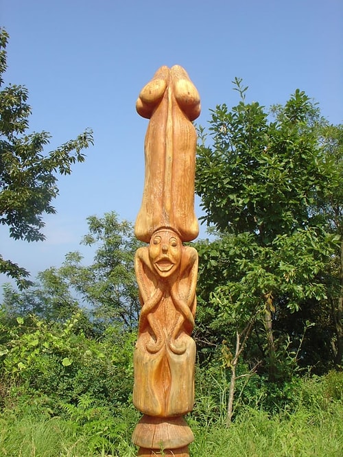 Çevredeki penis heykelleri gitgide arttı ve Haesindang Park bu genç yaşta öldüğüne inanılan kadının ruhuna adandı.