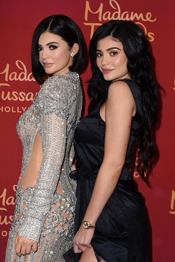 5. За основу был взят прошлогодний образ девушки с Met Gala 2016 (Бал Института костюма). И если сравнить фото с бала с фото восковой фигуры, то... отличий просто не найти!