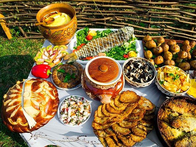 16. Aynı Türkler gibi, Ruslar da misafirliğe gitmeden önce yemek yemezler. Çünkü misafir için ziyafet hazırlanır.